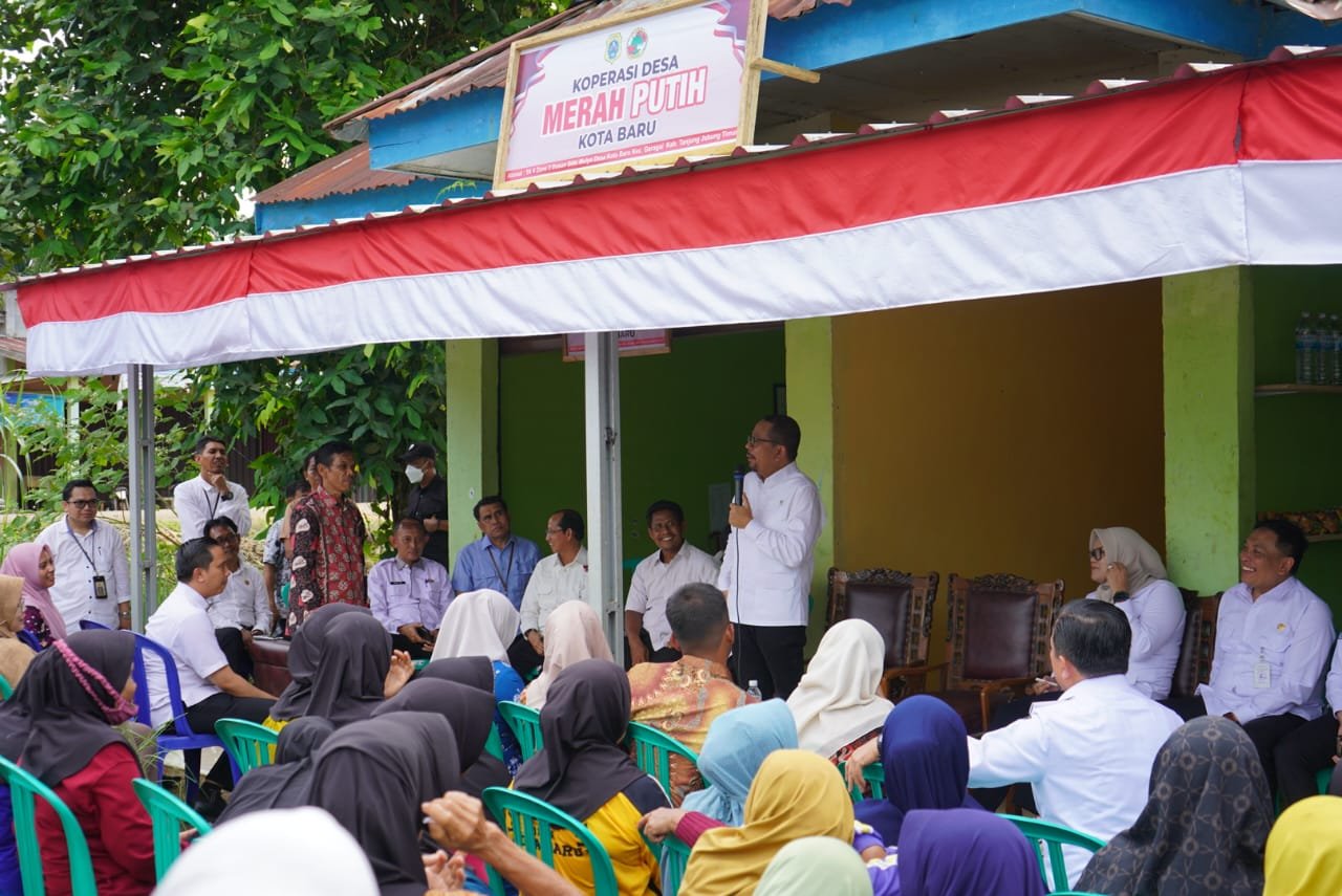 Gubernur Jambi, Al Haris saat mendampingi Wakil KSP, Muhammad Qodari meninjau kesiapan sekolah rakyat dan pembentukan Koperasi Desa/Kelurahan Merah Putih di Tanjung Jabung Timur