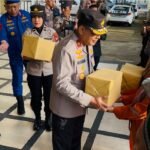 Wakapolda Jambi Brigjen Pol M Mustaqim menyerahkan paket sembako kepada warga