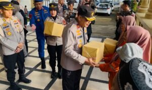 Wakapolda Jambi Brigjen Pol M Mustaqim menyerahkan paket sembako kepada warga