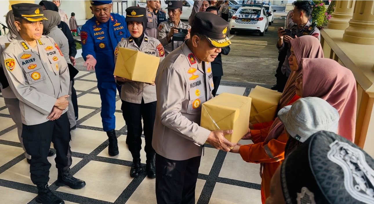Wakapolda Jambi Brigjen Pol M Mustaqim menyerahkan paket sembako kepada warga