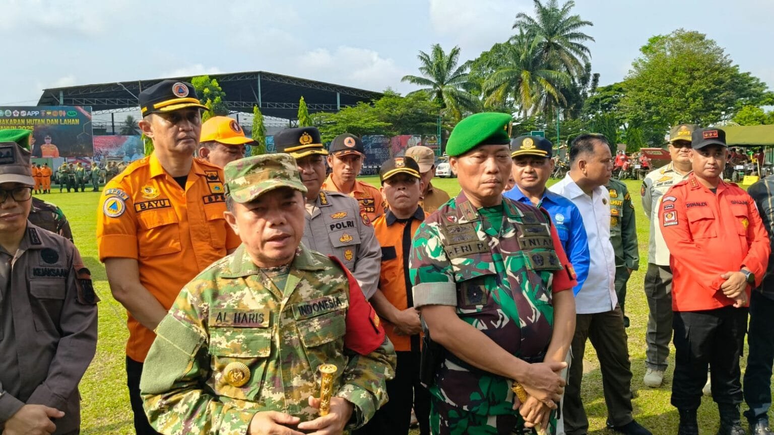Gubernur Jambi Al Haris bersama Danrem 042/Garuda Putih Brigjen TNI Heri Purwanto usai apel siaga darurat bencana Karhutla