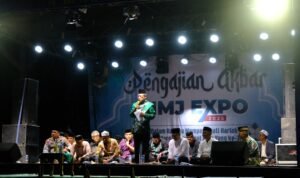 Wakil Gubernur Jambi, Abdullah Sani saat menghadiri HUT ke-32 Desa Marga Manunggal Jaya, Kecamatan Sungai Bahar