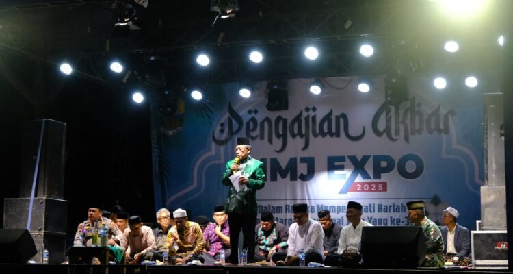 Wakil Gubernur Jambi, Abdullah Sani saat menghadiri HUT ke-32 Desa Marga Manunggal Jaya, Kecamatan Sungai Bahar