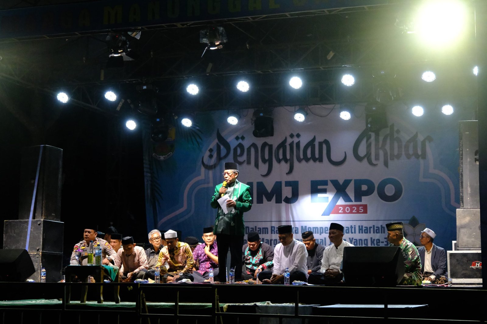Wakil Gubernur Jambi, Abdullah Sani saat menghadiri HUT ke-32 Desa Marga Manunggal Jaya, Kecamatan Sungai Bahar