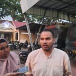 Rendra memberikan keterangan usai menjalani pemeriksaan di Polda Jambi