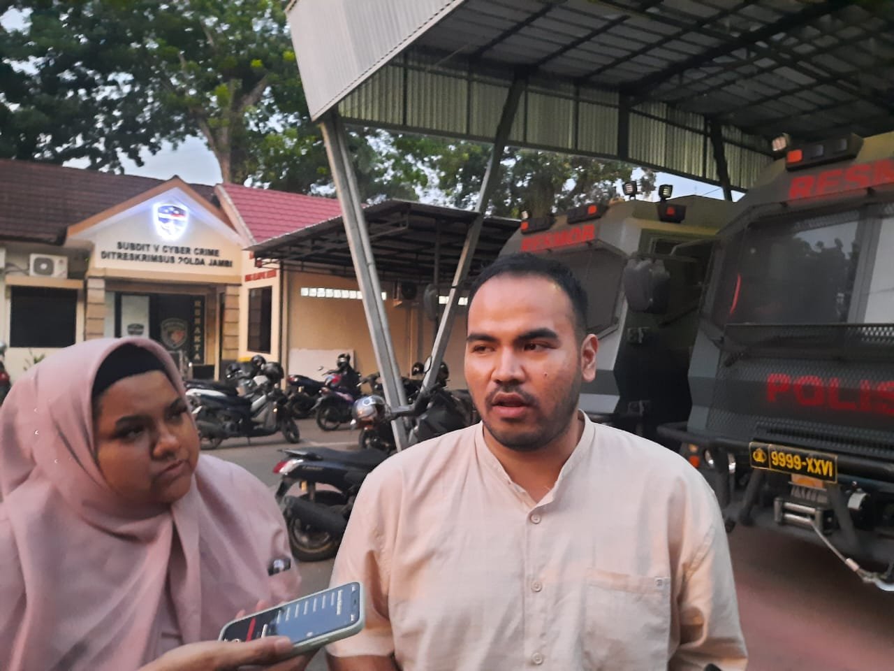 Rendra memberikan keterangan usai menjalani pemeriksaan di Polda Jambi