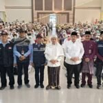 Gubernur Jambi Al Haris bersama Kakanwil Kemenag Mahbub Daryanto saat menyambut kedatangan jamaah haji Jambi kloter 14