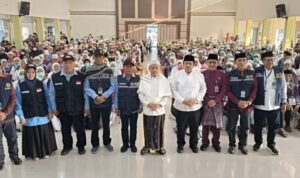 Gubernur Jambi Al Haris bersama Kakanwil Kemenag Mahbub Daryanto saat menyambut kedatangan jamaah haji Jambi kloter 14