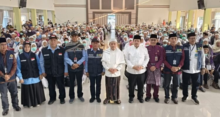 Gubernur Jambi Al Haris bersama Kakanwil Kemenag Mahbub Daryanto saat menyambut kedatangan jamaah haji Jambi kloter 14