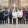 Gubernur Jambi Al Haris bersama Kakanwil Kemenag Mahbub Daryanto saat menyambut kedatangan jamaah haji Jambi kloter 14