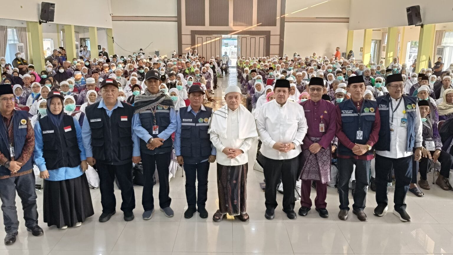 Gubernur Jambi Al Haris bersama Kakanwil Kemenag Mahbub Daryanto saat menyambut kedatangan jamaah haji Jambi kloter 14