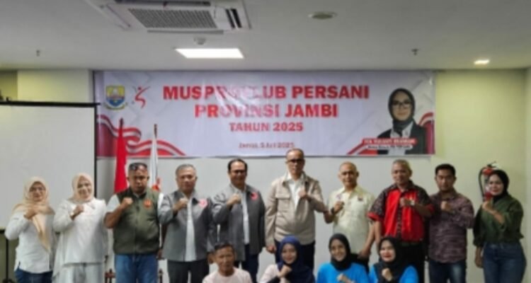 Ketua KONI Jambi terpilih foto bersama perwakilan PB Persani dan peserta Musprovlub Persani