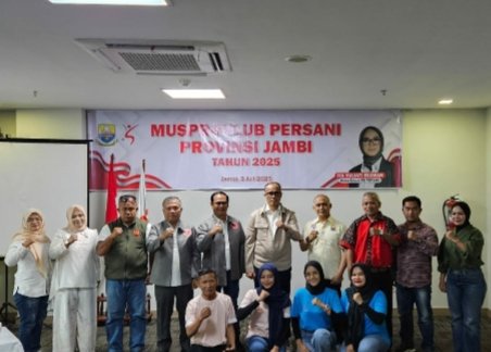 Ketua KONI Jambi terpilih foto bersama perwakilan PB Persani dan peserta Musprovlub Persani