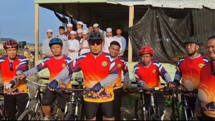Foto bersama JCC dan santi Ponpes Tarbiyatussholatiyah