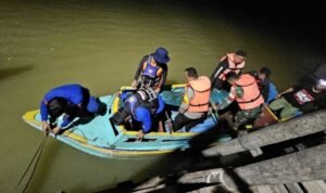 Tim SAR gabungan saat melakukan pencarian korban tenggelam
