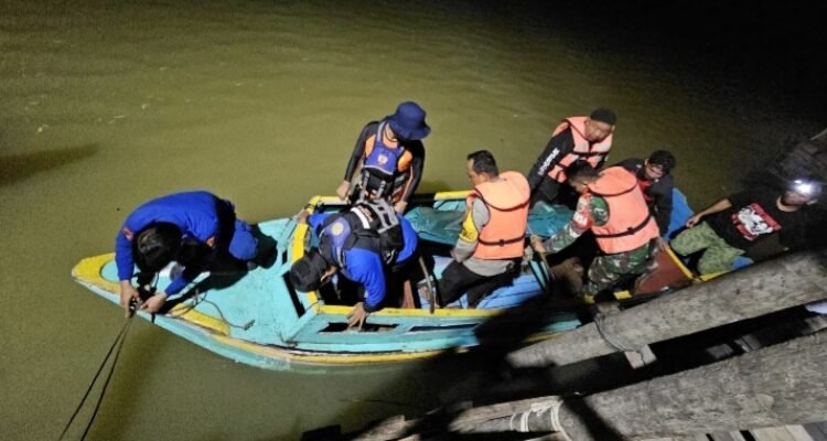 Tim SAR gabungan saat melakukan pencarian korban tenggelam
