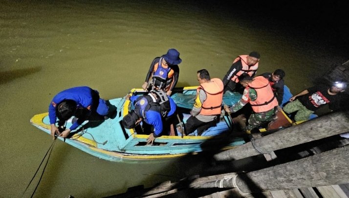 Tim SAR gabungan saat melakukan pencarian korban tenggelam