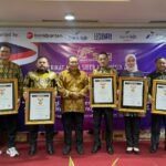 Ketua SMSI Pusat Fitdaus foto bersama penerima penghargaan dan Pin emas