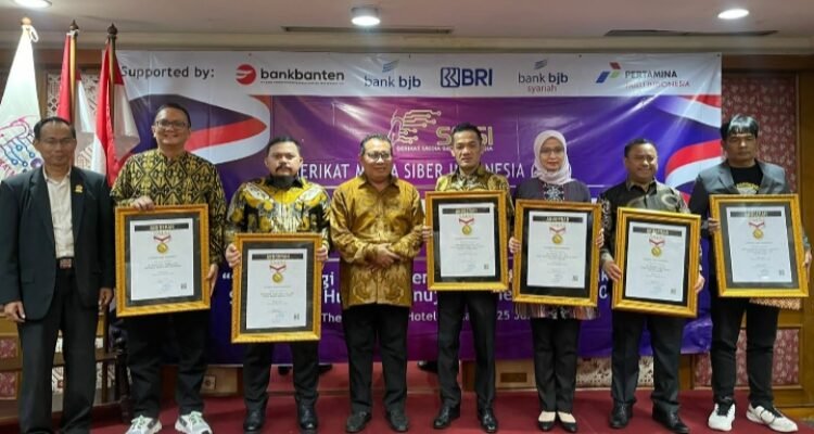 Ketua SMSI Pusat Fitdaus foto bersama penerima penghargaan dan Pin emas