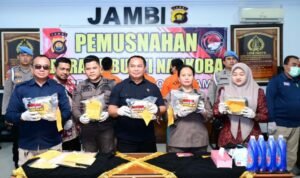 Dirresnarkoba Polda Jambi Kombes Pol Dewa Made Palguna memperlihatkan barang bukti sabu-sabu sebelum dimusnahkan