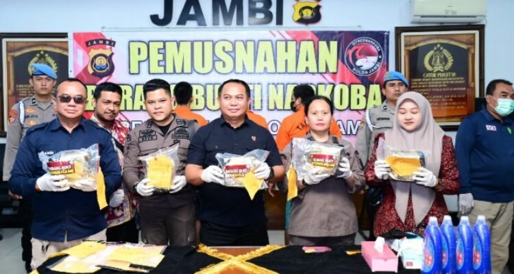 Dirresnarkoba Polda Jambi Kombes Pol Dewa Made Palguna memperlihatkan barang bukti sabu-sabu sebelum dimusnahkan
