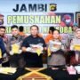 Dirresnarkoba Polda Jambi Kombes Pol Dewa Made Palguna memperlihatkan barang bukti sabu-sabu sebelum dimusnahkan