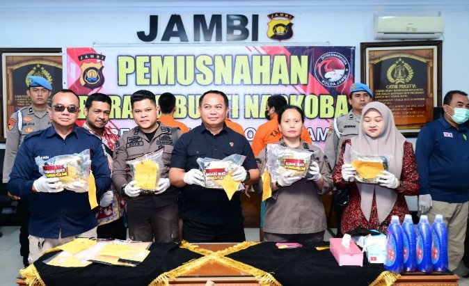 Dirresnarkoba Polda Jambi Kombes Pol Dewa Made Palguna memperlihatkan barang bukti sabu-sabu sebelum dimusnahkan