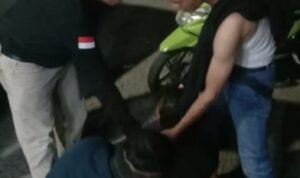 Tim.Macan Polsek Pasar saat mengamankan pelaku pengeroyokan