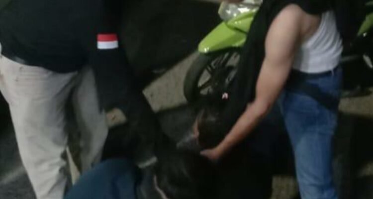 Tim.Macan Polsek Pasar saat mengamankan pelaku pengeroyokan