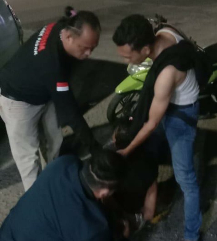 Tim.Macan Polsek Pasar saat mengamankan pelaku pengeroyokan