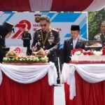 Kapolda Jambi, Irjen Pol. Krisno Halomoan Siregar bersama Gubernur Jambi Al Haris melakukan pemotongan tumpeng dalam rangka Hari Bhayangkara ke-79