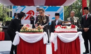 Kapolda Jambi, Irjen Pol. Krisno Halomoan Siregar bersama Gubernur Jambi Al Haris melakukan pemotongan tumpeng dalam rangka Hari Bhayangkara ke-79