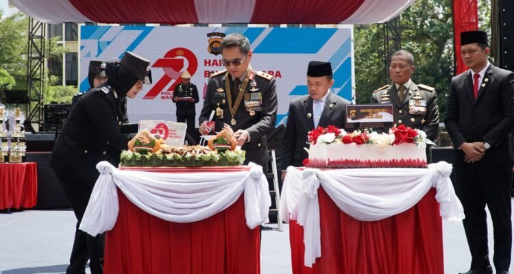 Kapolda Jambi, Irjen Pol. Krisno Halomoan Siregar bersama Gubernur Jambi Al Haris melakukan pemotongan tumpeng dalam rangka Hari Bhayangkara ke-79