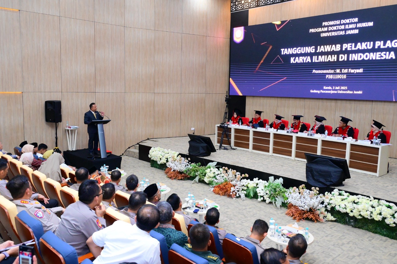 Kombes Muhammad Edi Faryadi saat pemaparan disertasi dalam sidang promosi gelar doktor di Unja