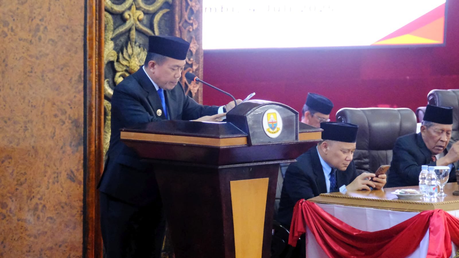 Gubernur Jambi, Al Haris saat mengikuti paripurna DPRD Provinsi Jambi dalam rangka penyerahan LHP keuangan pemerintah daerah