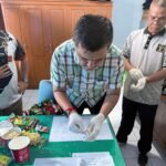 Petugas Lapas Kelas IIA Jambi saat memeriksa narang bawaan pengunjung untuk warga binaan