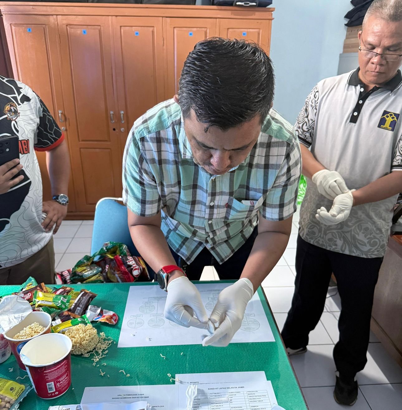 Petugas Lapas Kelas IIA Jambi saat memeriksa narang bawaan pengunjung untuk warga binaan