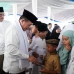 Gubernur Jambi Al Haris menyerahkan santunan kepada anak yatim