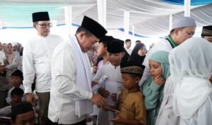 Gubernur Jambi Al Haris menyerahkan santunan kepada anak yatim