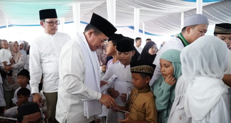 Gubernur Jambi Al Haris menyerahkan santunan kepada anak yatim