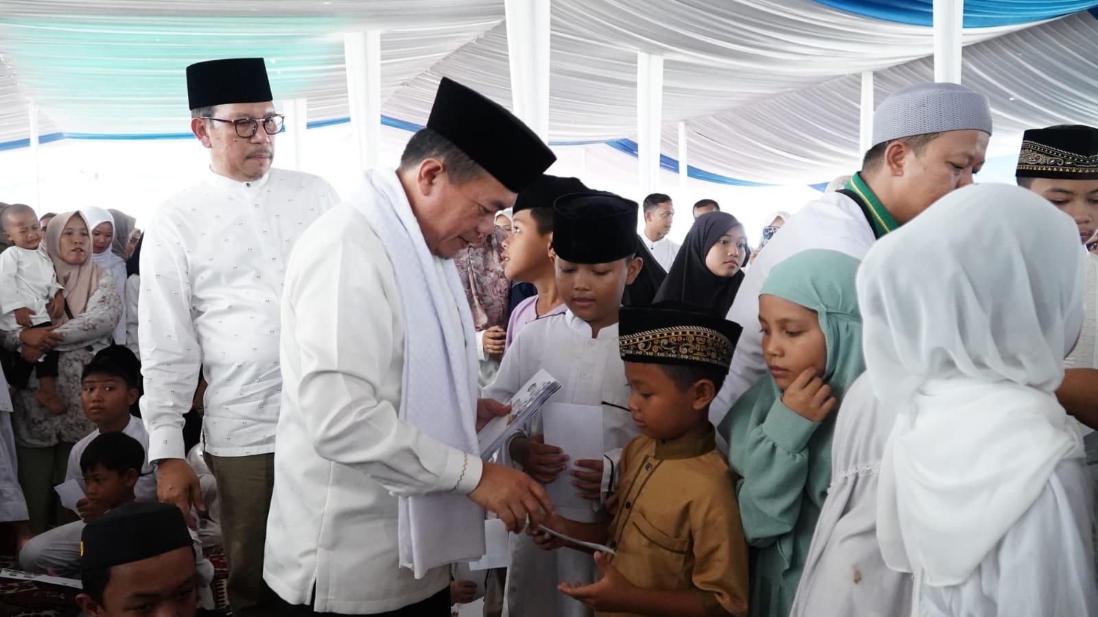 Gubernur Jambi Al Haris menyerahkan santunan kepada anak yatim