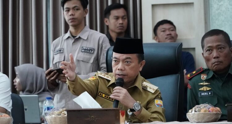 Gubernur Jambi, Al Haris saat memimpin rapat pendataan dan inventarisir sumur minyak sebagai tindak lanjut Peraturan Menteri ESDM