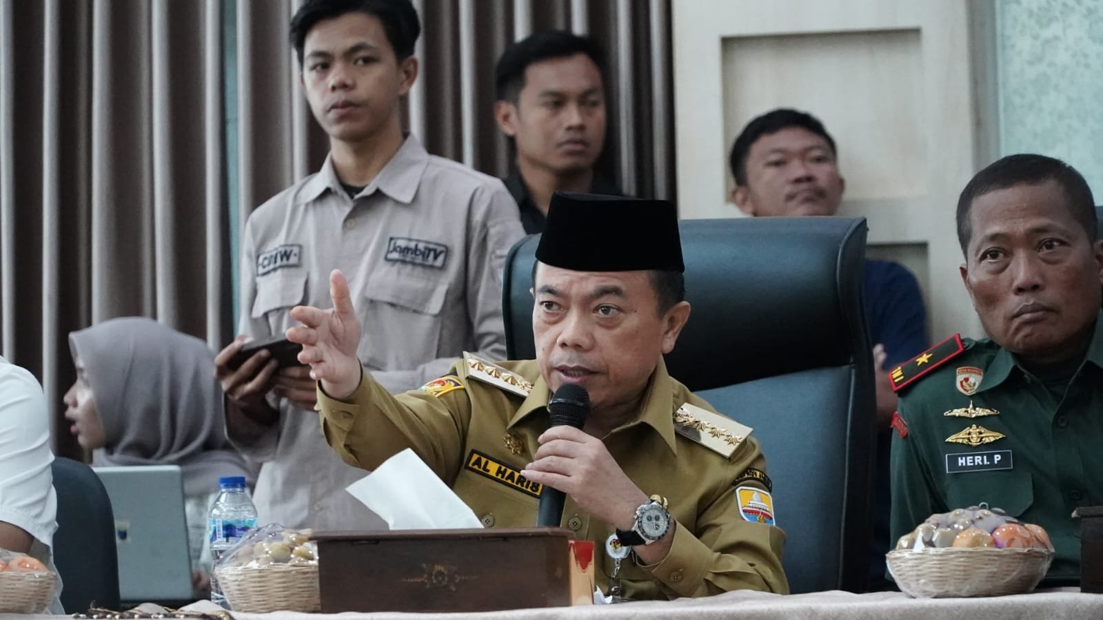 Gubernur Jambi, Al Haris saat memimpin rapat pendataan dan inventarisir sumur minyak sebagai tindak lanjut Peraturan Menteri ESDM