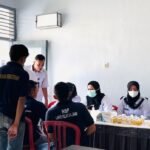 Warga binaan Lapas Kelas IIA Jambi saat menjalani tes urine