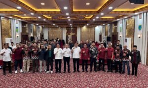 Pengurus FKPT Jambi foto bersama perwakilan BNPT RI dan pemateri kegiatan Rembuk Merah Putih