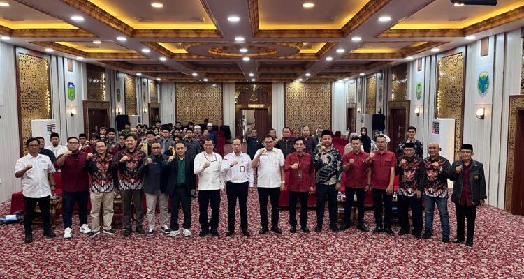 Pengurus FKPT Jambi foto bersama perwakilan BNPT RI dan pemateri kegiatan Rembuk Merah Putih