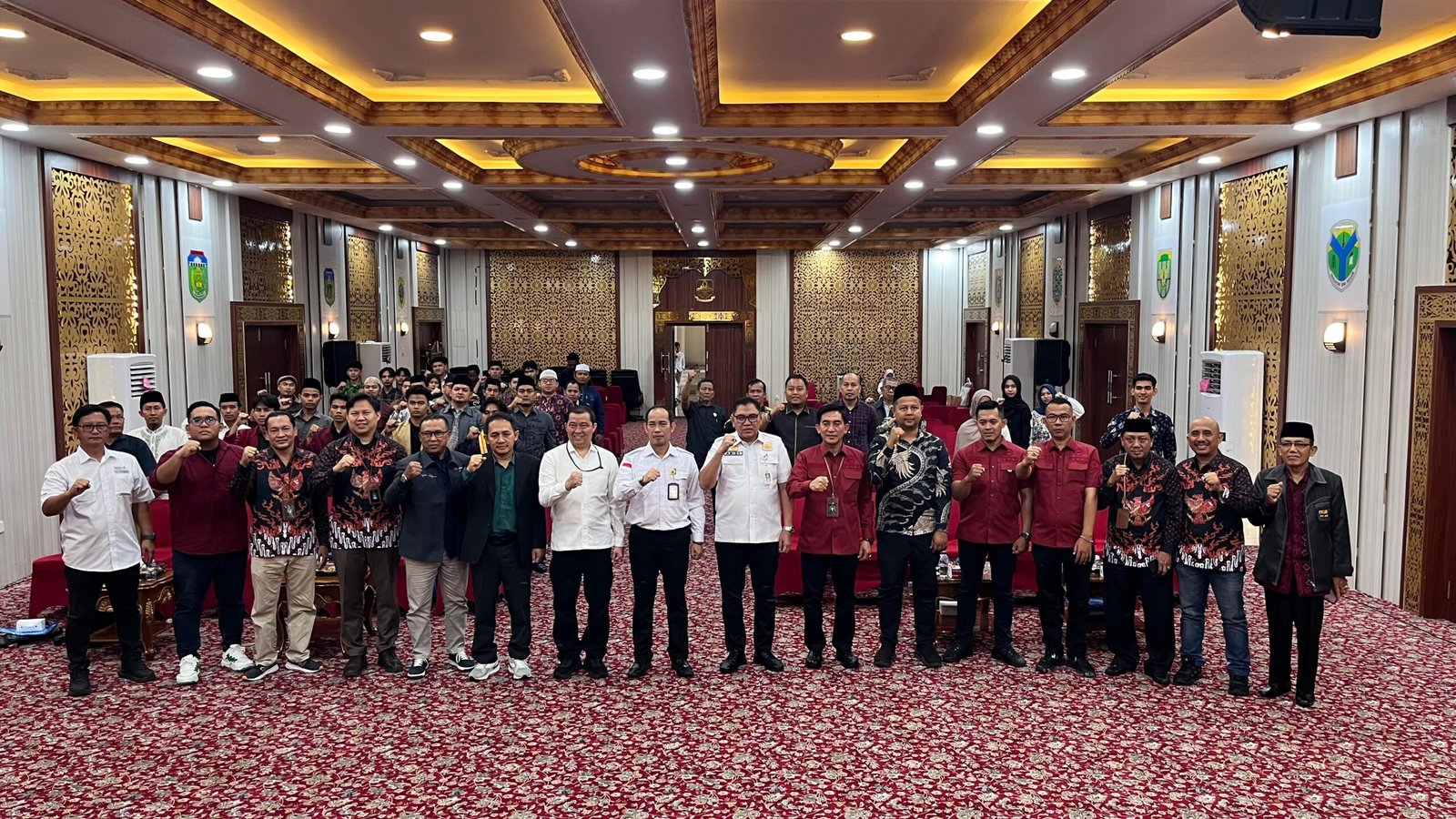 Pengurus FKPT Jambi foto bersama perwakilan BNPT RI dan pemateri kegiatan Rembuk Merah Putih