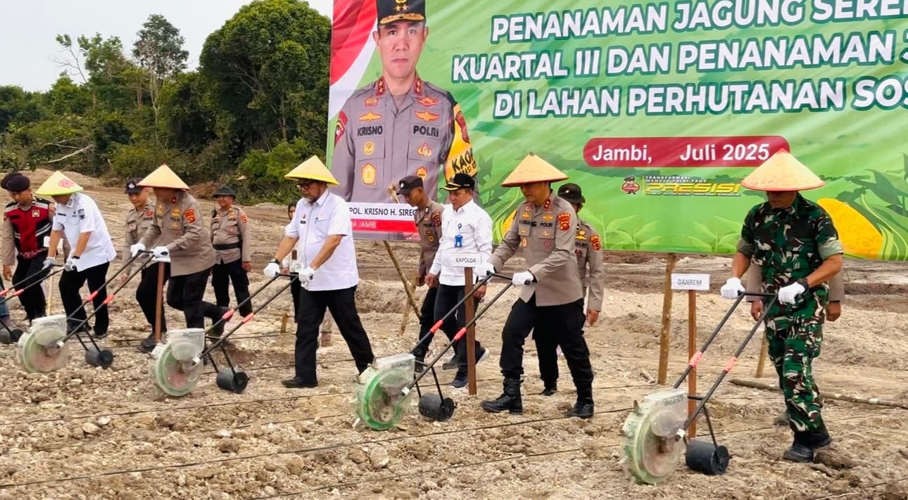 Kapolda Jambi Irjen Pol Krisno H Siregar bersama Forkopimda melakukan penamanan jagung serentak kuartal III sebagai upaya mendukung program ketahanan pangan
