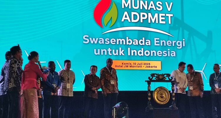 Gubernur Jambi, Al Haris saat menghadiri kegiatan pembukaan Munas V Asosiasi Daerah Penghasil Migas dan Energi Terbarukan (ADPMET) di Jakarta