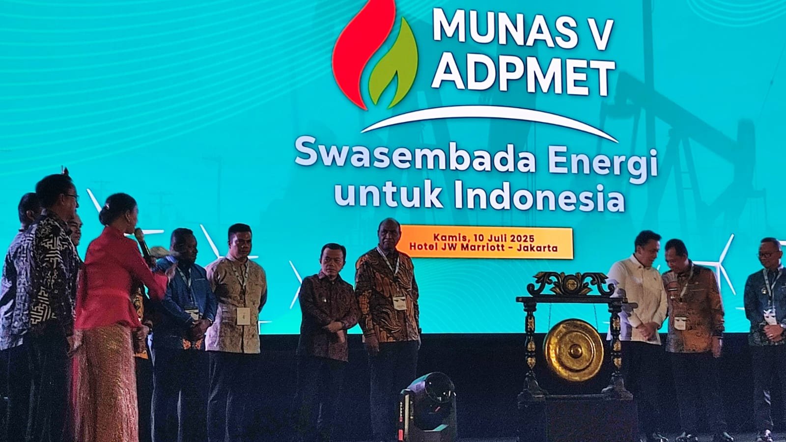 Gubernur Jambi, Al Haris saat menghadiri kegiatan pembukaan Munas V Asosiasi Daerah Penghasil Migas dan Energi Terbarukan (ADPMET) di Jakarta